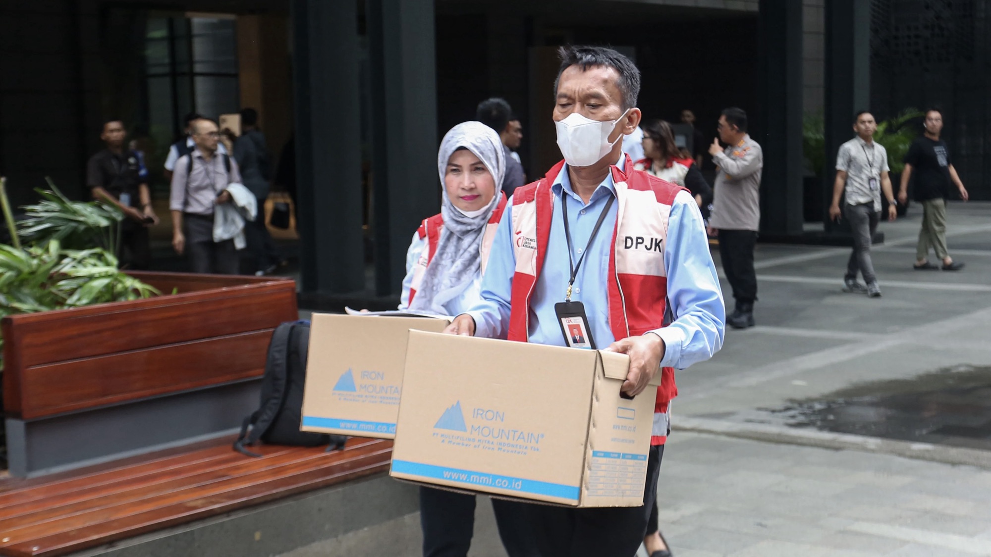 OJK Menggeledah Kantor MASI Di SCBD OJK Menggeledah Kantor MASI Di SCBD