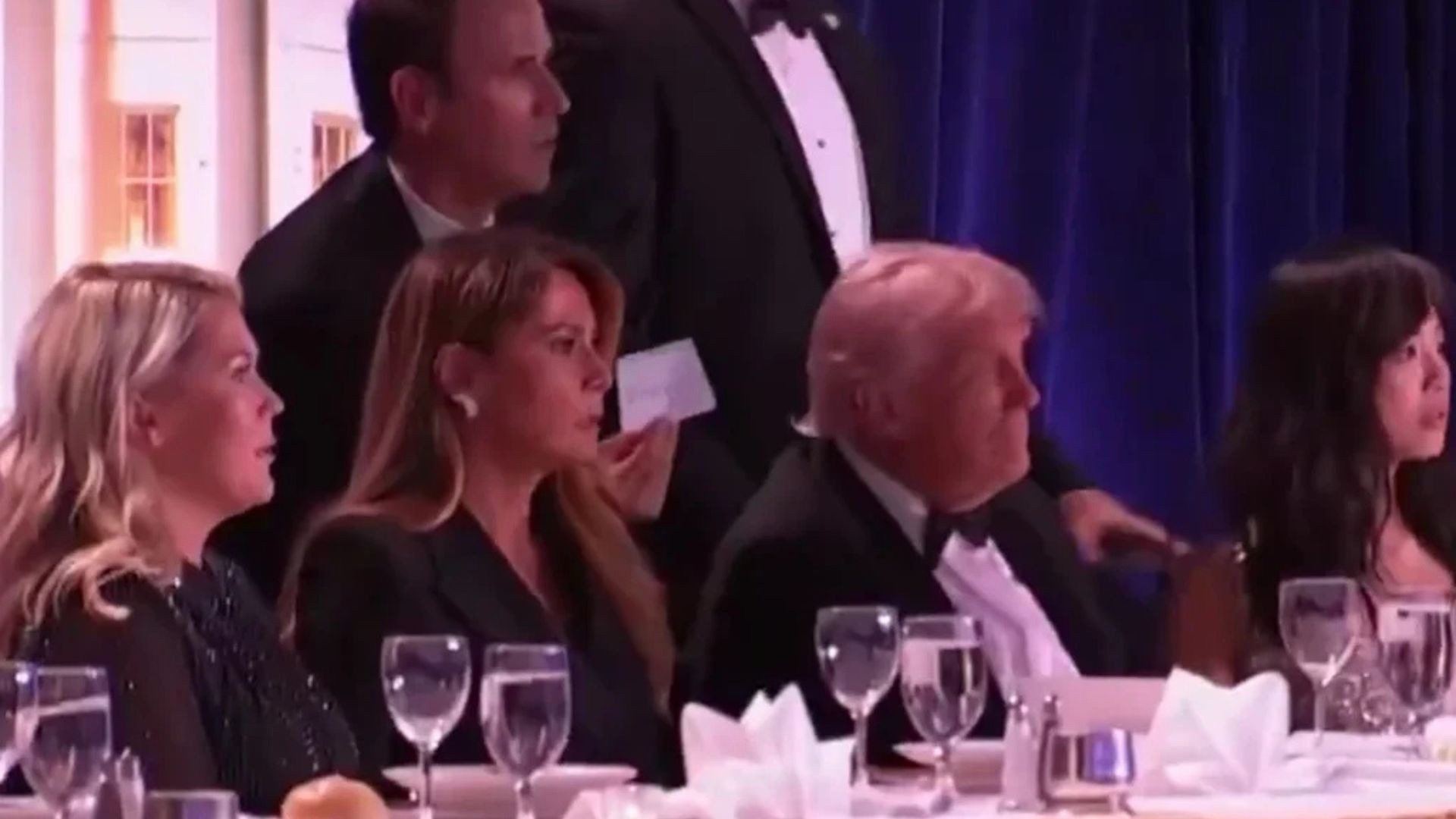 Trump Dievakuasi Dari Makan Malam Pers Gedung Putih Setelah Suara Tembakan Pecah