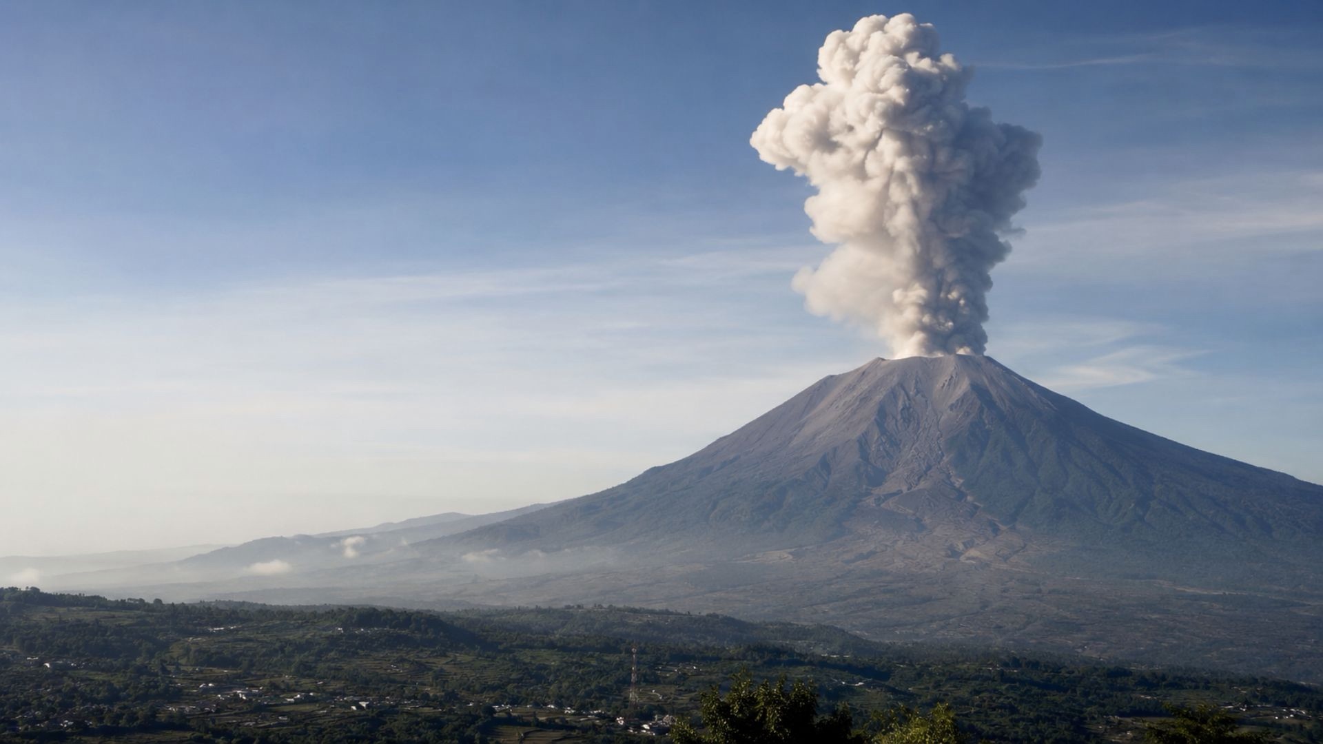 Gunung Semeru Erupsi Empat Kali Dalam Satu Jam Lebih
