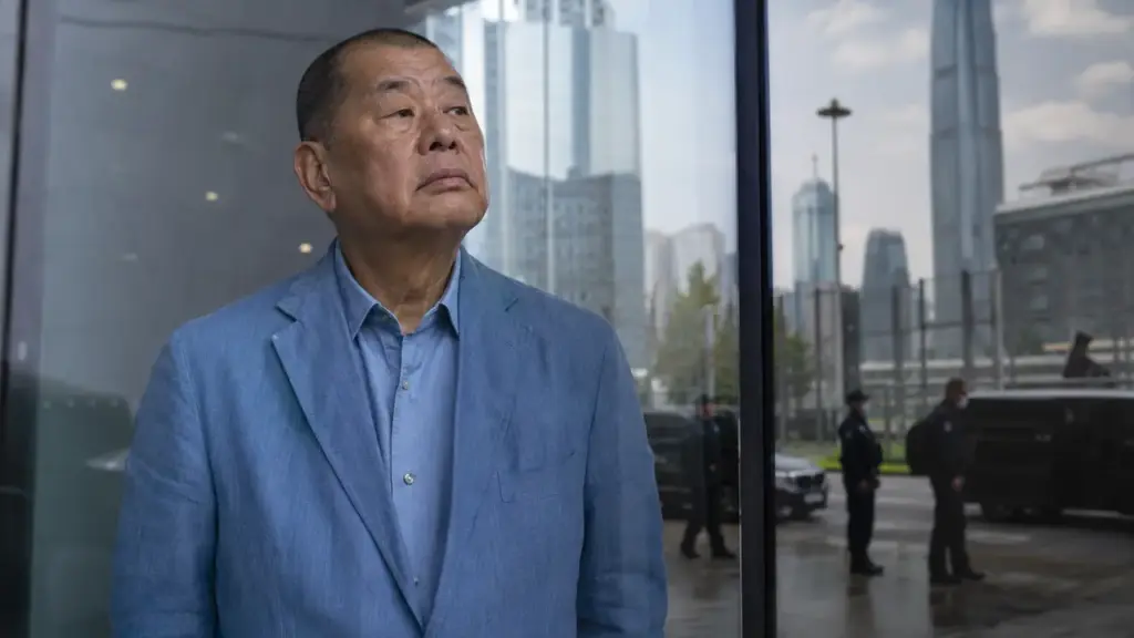 Beranda Jimmy Lai dalam ilustrasi editorial realistis dengan latar Hong Kong