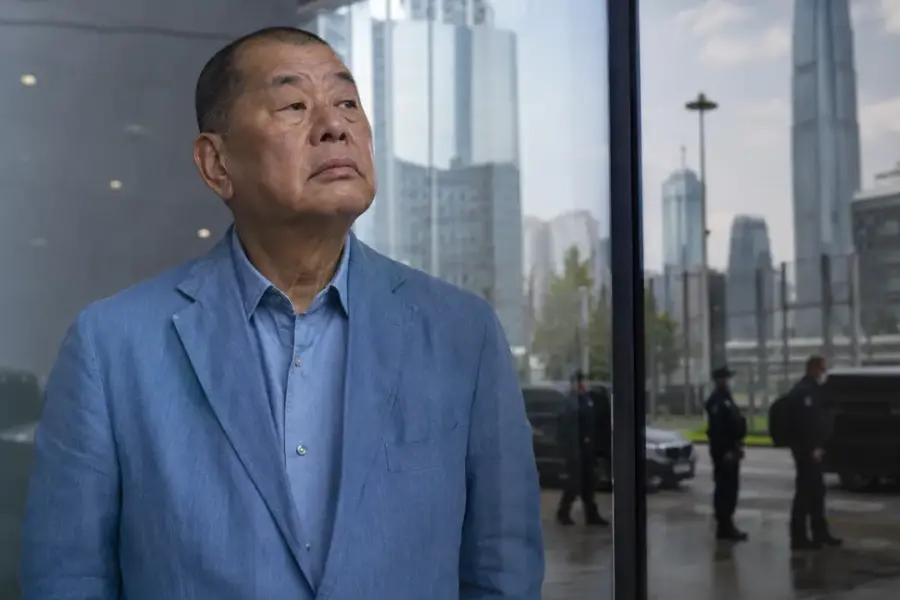 Jimmy Lai dalam ilustrasi editorial realistis dengan latar Hong Kong