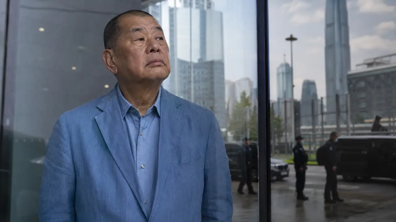 Jimmy Lai dalam ilustrasi editorial realistis dengan latar Hong Kong